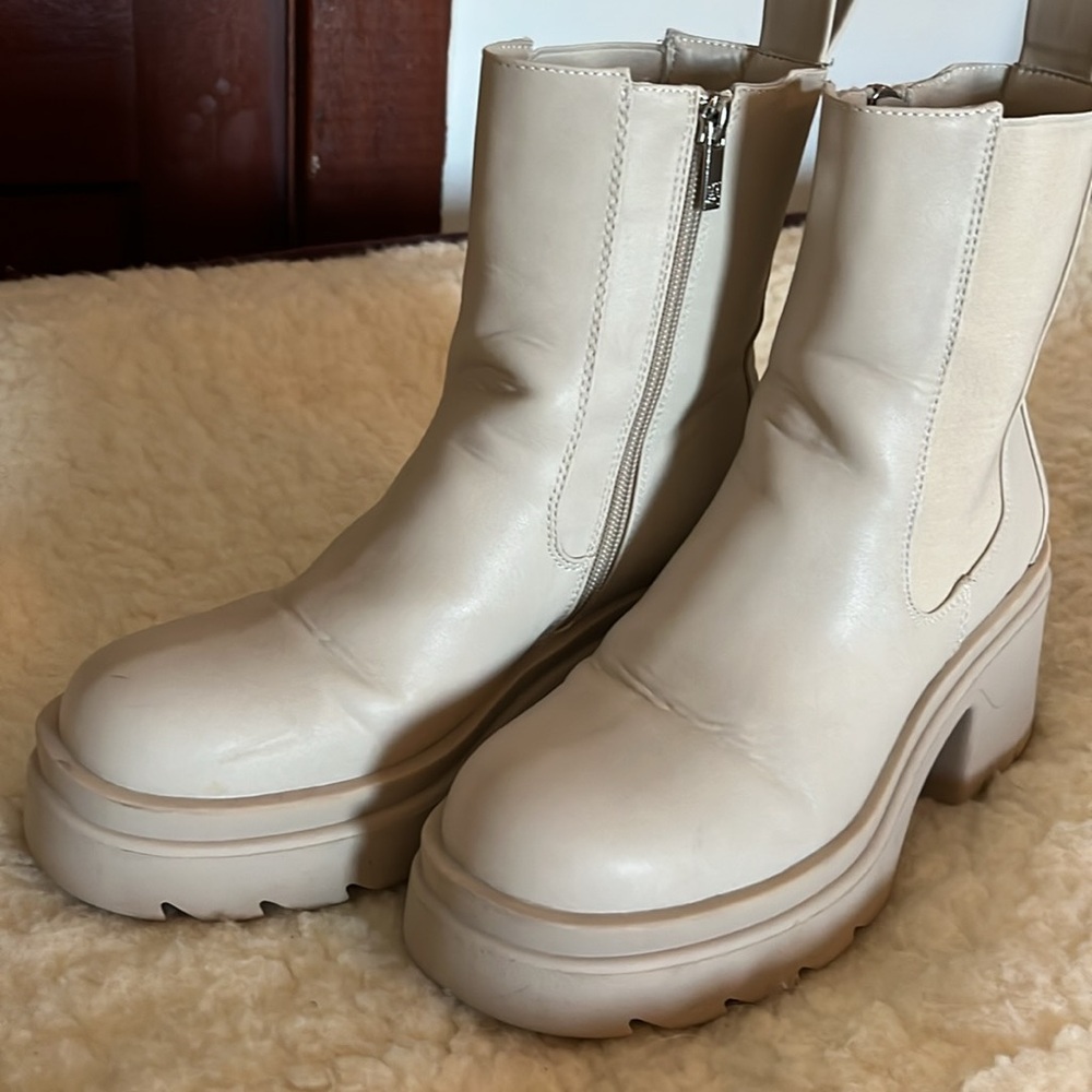 New York  & company  Tessa block heel Chelsea boots in great condition.